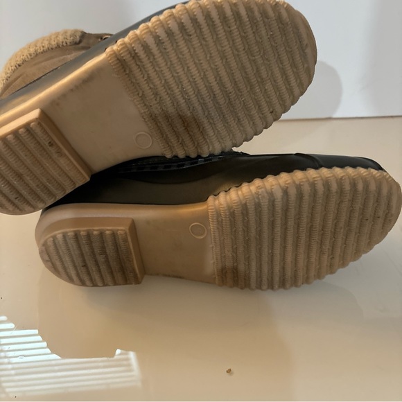 Women’s duck boots, brown and tan just above the ankle size 8 - Picture 4 of 7